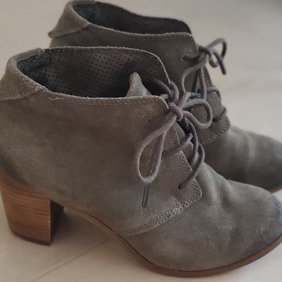 Tom's soft suede olive green/Grey great wood heel, lace up bootie sz.6.5 - Picture 5 of 6